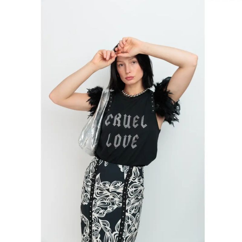 T-skjorte med fjær og nagler